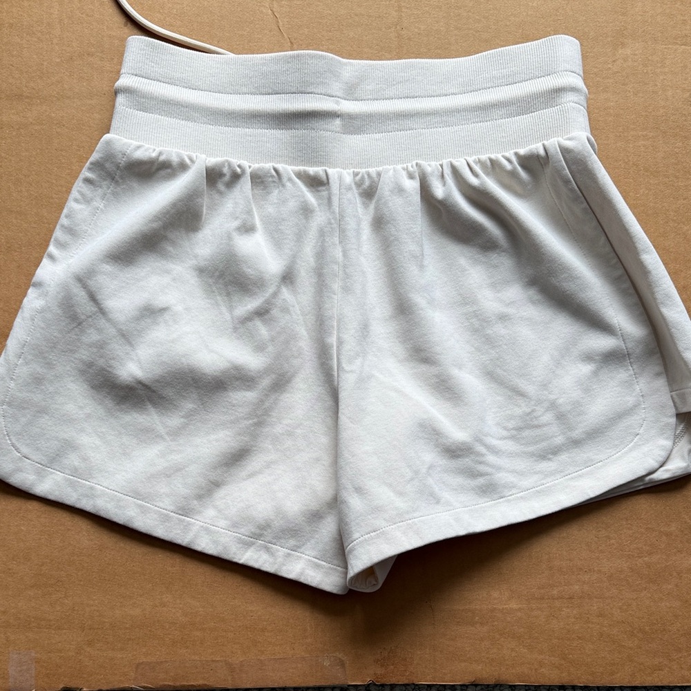 Old Navy Women's Cream Athletic Shorts - Picture 4 of 4